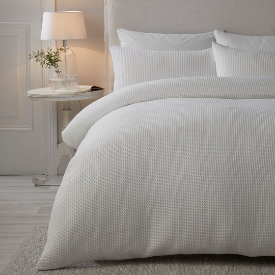 Lindly Duvet Cover Set in White